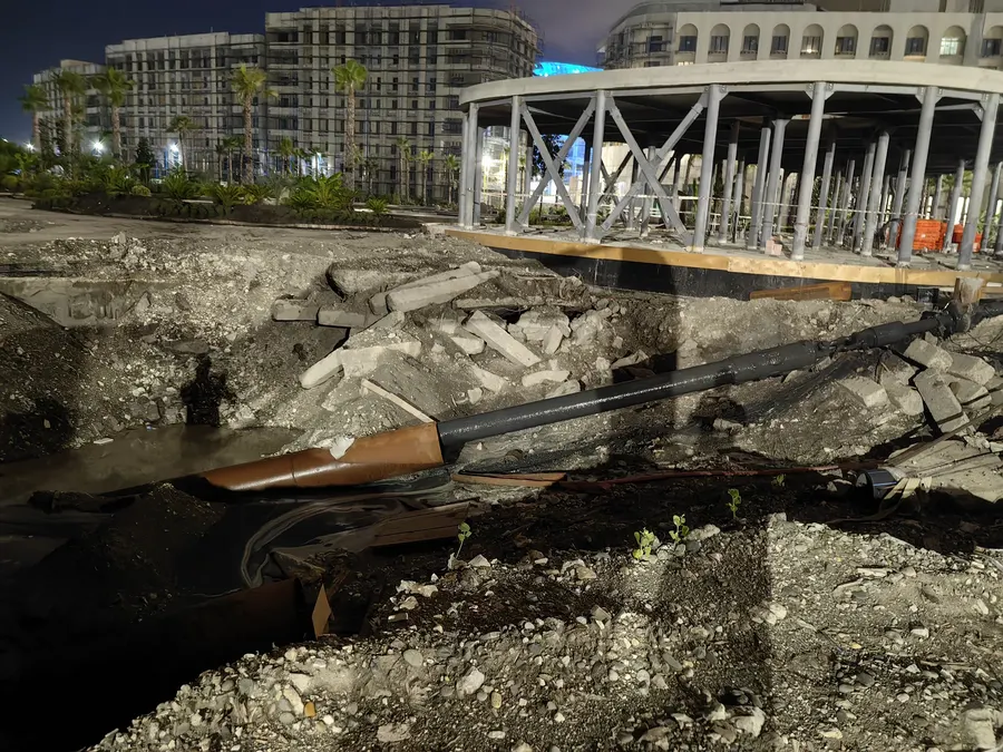 Строительная площадка водовыпуска и водовпуска MANTERA ночью